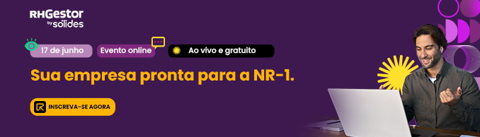 homem sentado em frente a um computador e sorrindo no canto direito da imagem, no canto esquerdo possui algumas caixas de texto
