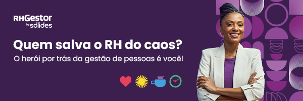 Mulher de cabelo preso e braços cruzados usando um blazer branco e uma blusa roxa em frente a um fundo roxo com elementos coloridos