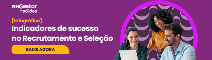 tres pessoas olhando para um notebook e sorrindo